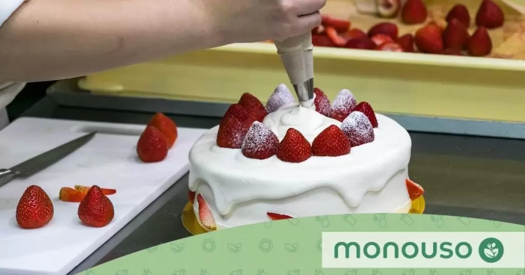Techniques for using a piping bag to show off in the kitchen