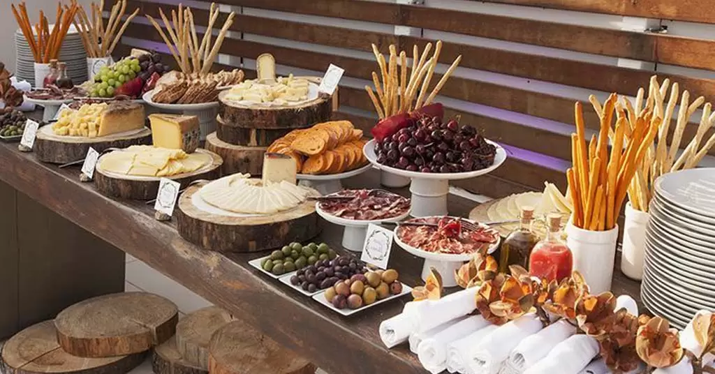 ? How to decorate a buffet table - Monouso Blog